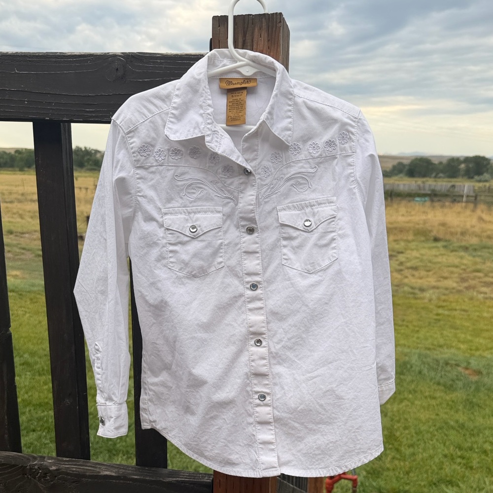 Girls size small 6/7 Wrangler White Button-Up Shirt with Subtle Embroidery